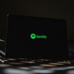 Explosão dos podcasts em vídeo: Spotify registra crescimento de 75% no formato entre criadores na Indonésia