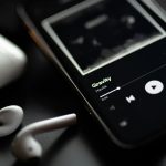 O Cenário da Música no Celular: Da Disputa do Streaming Aos Downloads Gratuitos