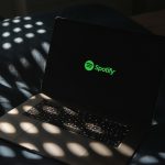 O tempo e o algoritmo: como o streaming reescreve a cronologia da música